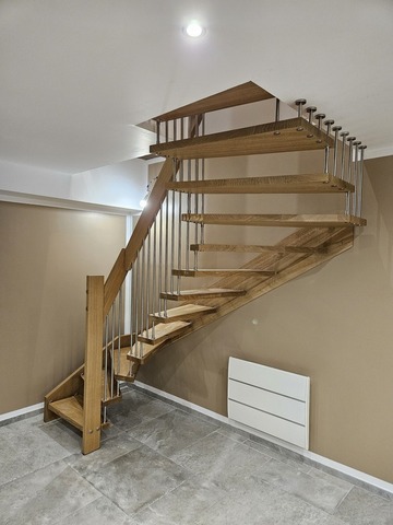 Escalier suspendu en chêne sur mesure à Guzet (09) – Menuiserie Soueix Leroux