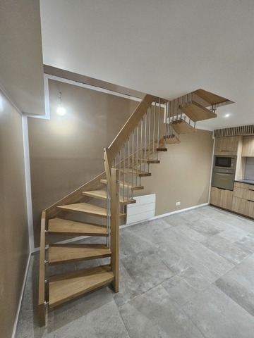 Escalier suspendu en chêne sur mesure à Guzet (09) – Menuiserie Soueix Leroux