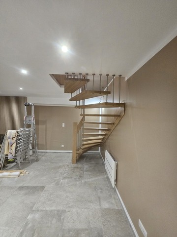 Escalier suspendu en chêne sur mesure à Guzet (09) – Menuiserie Soueix Leroux