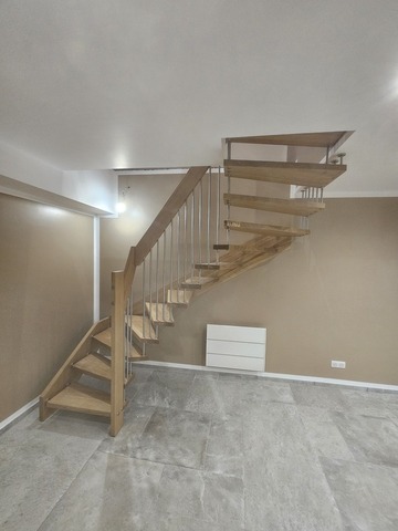 Escalier suspendu en chêne sur mesure à Guzet (09) – Menuiserie Soueix Leroux