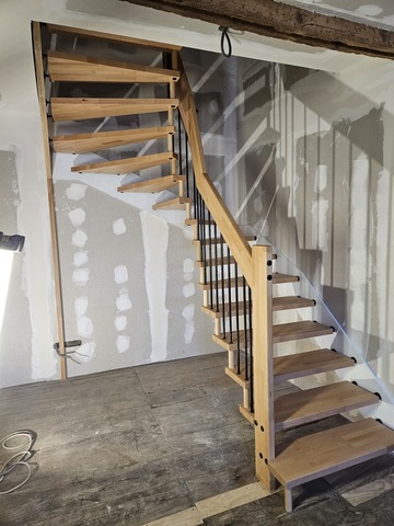 La pose d’un escalier 2/4 tournant en hêtre lamellé collé abouté
