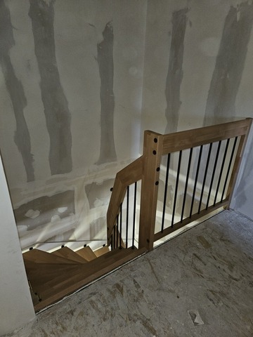 La pose d’un escalier 2/4 tournant en hêtre lamellé collé abouté