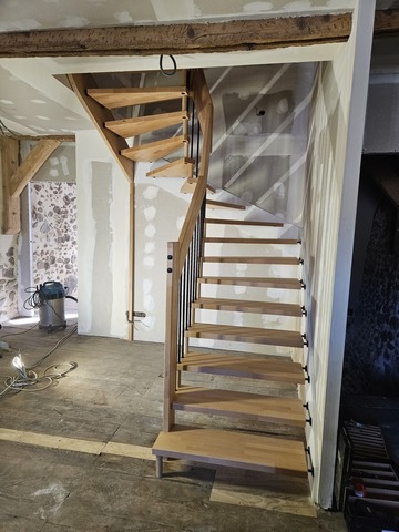 La pose d’un escalier 2/4 tournant en hêtre lamellé collé abouté