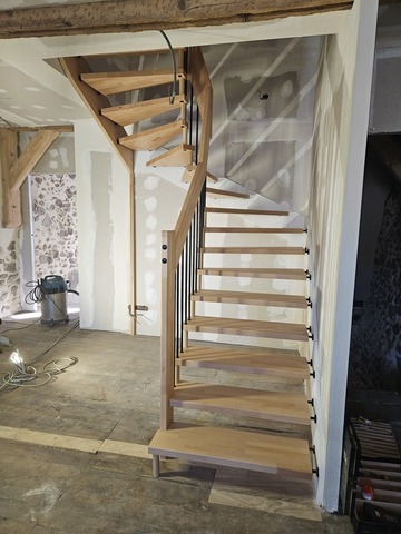 La pose d’un escalier 2/4 tournant en hêtre lamellé collé abouté