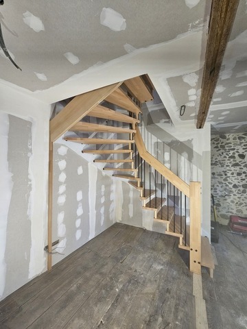 La pose d’un escalier 2/4 tournant en hêtre lamellé collé abouté