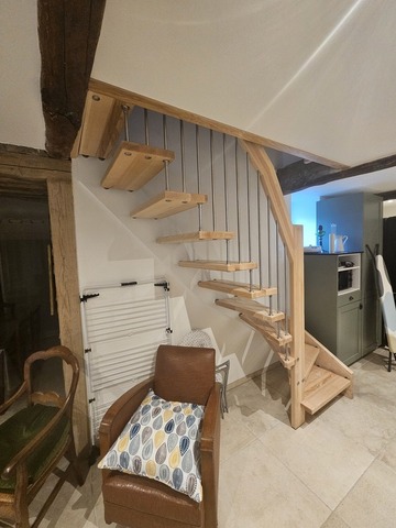 Pose d'un escalier en Bois Frêne lamellé collé abouté, de la gamme «  l’Optima » de chez Treppenmeister à Saint-Girons